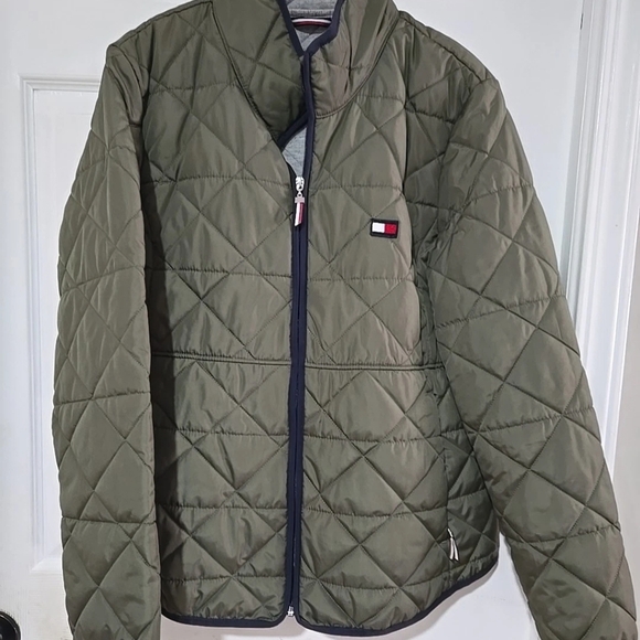 Tommy Hilfiger Women's Quilted Jacket size Large, olive green color. Brand NEW - Picture 3 of 3